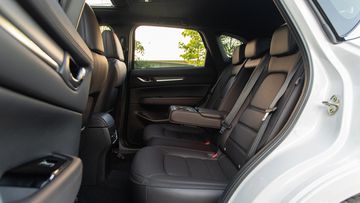 Hàng ghế sau có đầy đủ 3 vị trí tựa đầu, không gian trần xe rộng rãi và khoảng duỗi chân khá thoải mái