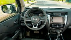 Vô lăng thiết kế thon gọn và bố cục phím bấm tinh tế trên Nissan Navara