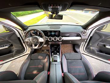 Mercedes GLB 2023 có phần nội thất trông rất “bảnh”, mang nhiều âm hưởng của dòng xe G-Class