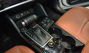 Các phiên bản động cơ xăng 2.0 sở hữu cần số mô phỏng phong cách cần điều khiển máy bay độc đáo