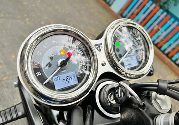 Cụm đồng hồ đôi hiển thị thông số tốt trong mọi điều kiện ánh sáng