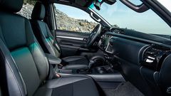 Hàng ghế đầu trên Toyota Hilux 2021