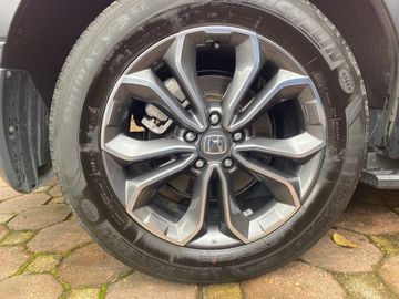 Cả 3 phiên bản đều sở hữu “dàn chân” kích thước 18 inch có thiết kế 5 chấu chữ V cách điệu