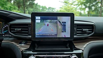 Cả hai Volkswagen Teramont X và Ford Explorer đều trang bị camera 360 độ, giúp người lái dễ dàng quan sát