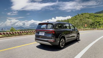 Hyundai Custin 2024 còn được trang bị hệ thống treo sau dạng thanh xoắn CTBA