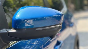 Gương chiếu hậu có tính năng gập điện, chỉnh điện, tích hợp đèn báo rẽ