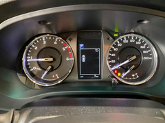 Đồng hồ hiển thị thông số kỹ thuật dạng analog Toyota Hilux 2021