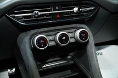 Điều hòa Skoda Kodiaq 2025 điều khiển qua cụm phím Smart Dial khá hiện đại