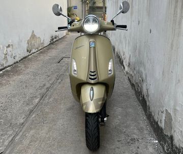 Nổi bật ở phần đầu xe Vespa Primavera 2023 là cụm đèn pha tròn với viền mạ chrome sáng bóng