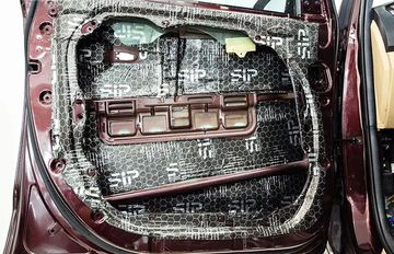 Tác dụng của miếng dán vào tấm tôn trên cửa và sàn xe là giúp giảm rung động của tôn thân xe.