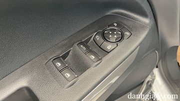 Chức năng khóa cửa an toàn trẻ em cho hàng ghế sau đã được tích hợp ngay trên cửa tài xê.