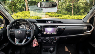 Khoang tap lô xe Toyota Hilux 2021 thiết kế về phía người lái
