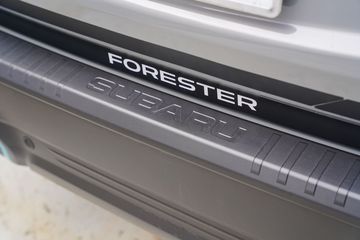   Thiết kế hiện đại và tinh gọn, được nhấn nhá bởi dòng chữ “FORESTER” dập chìm đầy tinh tế