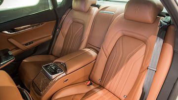 Hàng ghế sau của Maserati Quattroporte 2024  rộng rãi, tích hợp nhiều tiện nghi hiện đại