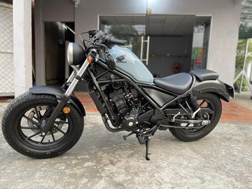 Tất cả đèn xe của Honda Rebel 500 2023 đều sử dụng bóng Halogen