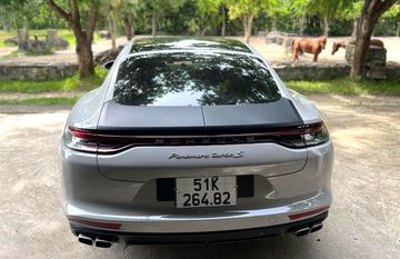 Đuôi xe Porsche Panamera Turbo S 2024 với logo phiên bản sang trọng