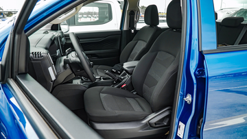 Hàng ghế đầu trên phiên bản XL của Ford Ranger 2024