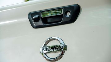 Tay nắm tích hợp trên bửng thùng Nissan Navara VL được mạ chrome sang trọng