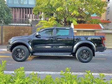 Ford Ranger Raptor 2023 hướng theo phong cách thể thao với các đường gân dập nổi kéo dài từ đầu ra sau đuôi xe, góp phần tăng tính khí động học