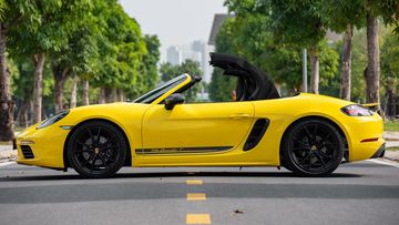Phần thân xe Porsche 718 Boxster 2024 đậm chất thể thao