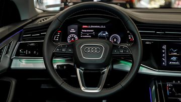 Vô lăng Audi Q8 2025 giữ nguyên thiết kế hình tròn, bọc da đi kèm các tính năng cao cấp