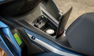 Bình xăng của NVX 155 2024 được đặt phía trước sườn và dễ dàng mở chỉ với một nút nhấn