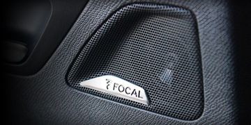 Phiên bản GT cao cấp nhất được trang bị hệ thống âm thanh vòm 10 loa cao cấp từ Focal. Trải nghiệm thực tế cho thấy loa Focal cho chất lượng âm thanh hay hơn và hầu hết khách hàng đều có thể cảm nhận được sự khác biệt.