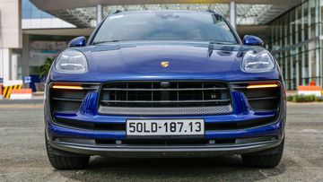 Phần đầu xe mang thiết kế mới với các nan hút gió sơn cùng màu ngoại thất nhằm nhấn mạnh chiều ngang của xe, giúp Macan trông bề thế hơn khi di chuyển trên đường.