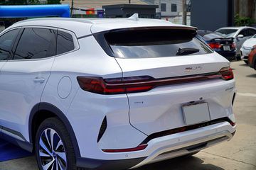 Kính hậu BYD Sealion 6 cũng có thiết kế nghiêng so với mặt sau, tạo nên một thiết kế gần giống với những mẫu SUV Coupe ăn khách