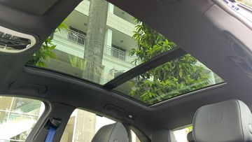 Là một chiếc xe thể thao nhưng Macan cũng hướng đến những trải nghiệm sang trọng cho chủ xe, trang bị cửa sổ trời với mức giá 114 triệu đồng