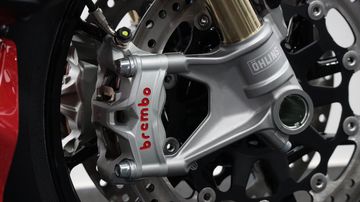 Hệ thống phanh trên Ducati Monster 2023 được trang bị từ thương hiệu Brembo