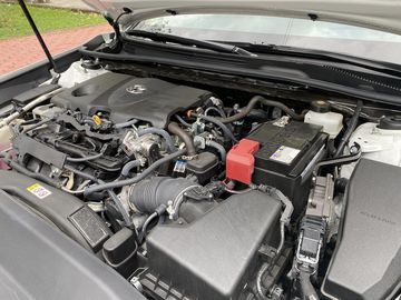 Mỗi phiên bản facelift của Toyota Camry 2023 đều khác biệt lẫn nhau cả về động cơ và hộp số