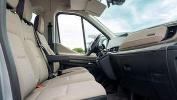 Ghế ngồi Ford Transit 2024 đậm chất xe thương mại với chất liệu nỉ kết hợp vinyl