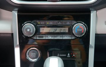 Toyota Veloz Cross 2023 sử dụng hệ điều hòa tự động 1 vùng kết hợp với cửa gió trên trần xe