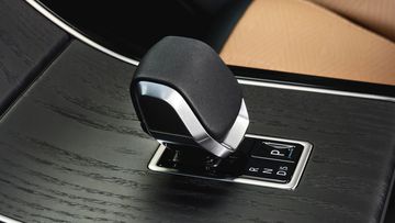 Tất cả đều đi kèm với hộp số tự động 8 cấp và dẫn động 4 bánh toàn thời gian AWD