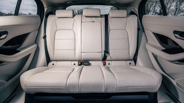 Hàng ghế phía sau xe Jaguar I-Pace 2024 có khoảng để chân tương đối rộng rãi lên tới 890 mm