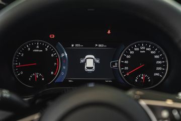 Cả 3 phiên bản của dòng SUV hạng B đều sử dụng kết hợp cụm 2 đồng hồ cơ và màn hình TFT đa thông tin ở giữa