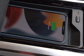 Toyota còn thiết kế một khay để điện thoại tích hợp chức năng sạc không dây chuẩn Qi, vượt trội nếu so với phân khúc hiện nay.
