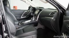 Hàng ghế trước trên xe Mitsubishi Pajero Sport