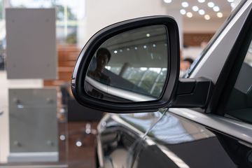 Gương chiếu hậu trên BMW X7 2023 cũng không khác biệt nhiều so với phiên bản trước đó.