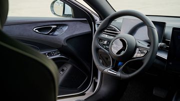 Vô lăng BYD Seal 2024 cũng khác biệt với kiểu D-cut và các chấu tạo hình phá cách