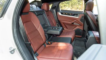 Hàng ghế thứ hai Porsche Cayenne 2024 có thiết kế 2+1 với 2 ghế chính có thiết kế rộng và thoải mái