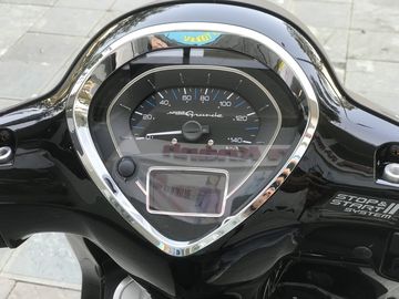 Đồng hồ trên xe là sự kết hợp giữa đồng hồ cơ học với màn hình TFT