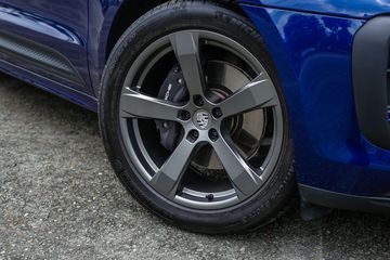 Đáng chú ý nhất chính là bộ mâm 21 inch đi cùng vỏ Michelin Latitude Sport 3 kích thuốc 265/45R21