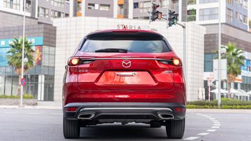 Đuôi xe cho cảm giác vững chãi, bề thế, nổi bật là cặp đèn hậu LED nối liền bởi thanh chrome băng ngang