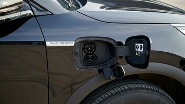 BYD Atto 3 2024 cũng sử dụng các cổng sạc thông dụng, sẵn sàng sạc điện ở bất cứ đâu