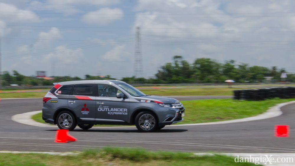 Phiên bản tiêu chuẩn của Mitsubishi Outlander nay giá đã