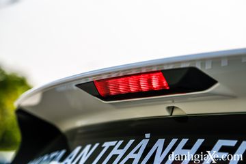 Ngoài ra, Toyota Rush 2021 tiếp tục trang bị sẵn một cánh lướt gió phía sau