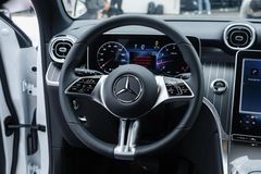 Vô lăng trên xe được bọc da mềm mại, vẫn duy trì thiết kế kiểu 3 chấu, tích hợp các phím chức năng tiện lợi