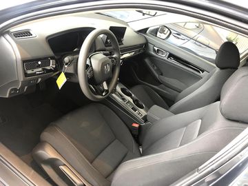 Honda Civic 2023 vẫn trang bị ghế nỉ màu đen trên phiên bản E 